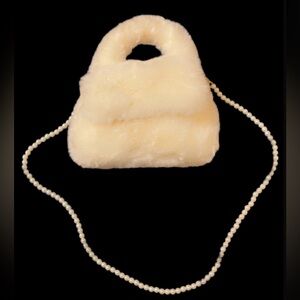 #WhiteFurryPurseWithPearlHandle #ButtonUp #SoftAndFurry #Luxury #SassyFurs 👜🛍️